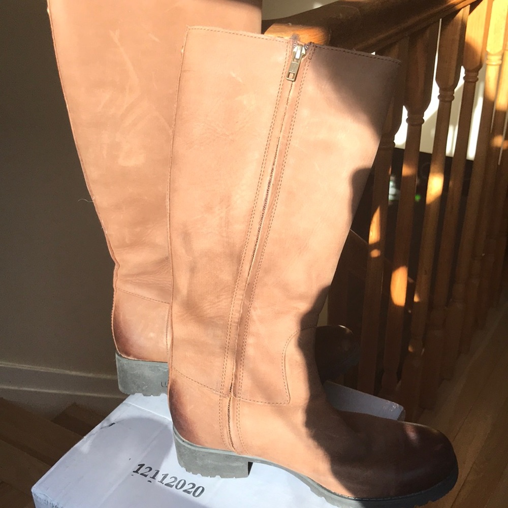 Leather fleece lined UGGs never worn